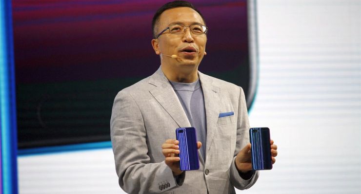 Honor 10 en las manos del jefe de empresa Honor 10 en las manos del jefe de empresa