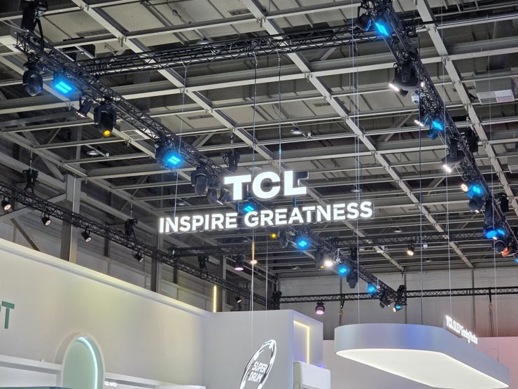 A robot for a child's desk and NxtPaper AMOLED screens – TCL surprises at IFA 2026
