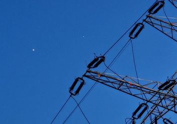 Ein Ausschnitt des Fotos im Auto- und Nachtmodus (rechts)