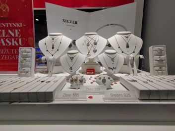 Comparing photos from the standard and wide angle lenses