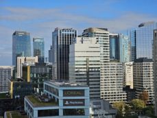 Shots from three individual lenses and digital zoom: 0.6x, 1x, 3x, 10x, 20x, 30x